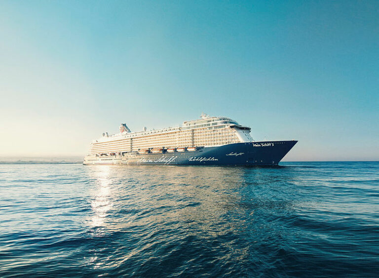 Mein Schiff buchen, Kreuzfahrt buchen beim REISEBÜRO Wache, Erfurt; im Bild: Das TUI-Cruises-Kreuzfahrtschiff namens Mein Schiff 3 auf dem Meer, von der Sonne seitlich beschienen
