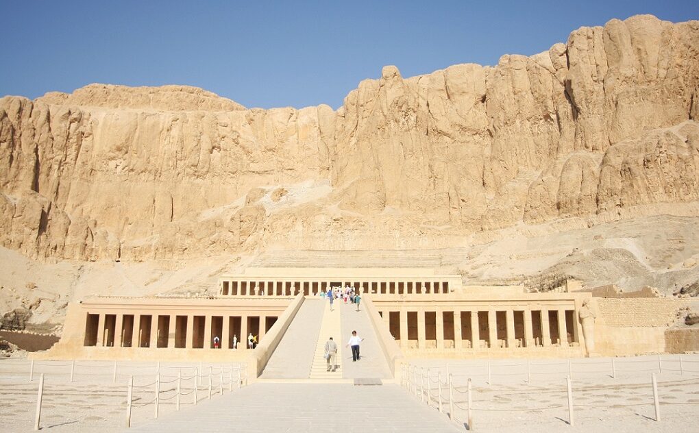 Reise buchen Grand Egyptian Museum Ägypten bei REISEBÜRO Wache, Erfurt; im Bild: Zugang und Eingang zum Hatschepsut-Tempel mit seinen langen Säulengängen auf zwei Ebenen