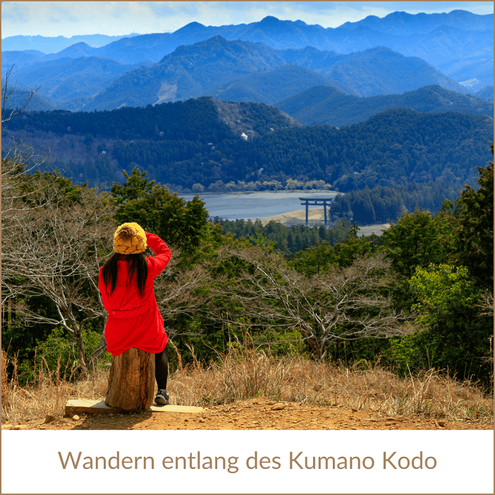 Japan Rundreise buchen bei REISEBÜRO Wache Erfurt; im Bild: Frau auf einem Stein sitzend und von einem Hang auf eine bergige, im Hintergrund blau werdende Berglandschaft schauend; Text: Wandern entlang des Kumano Kodo