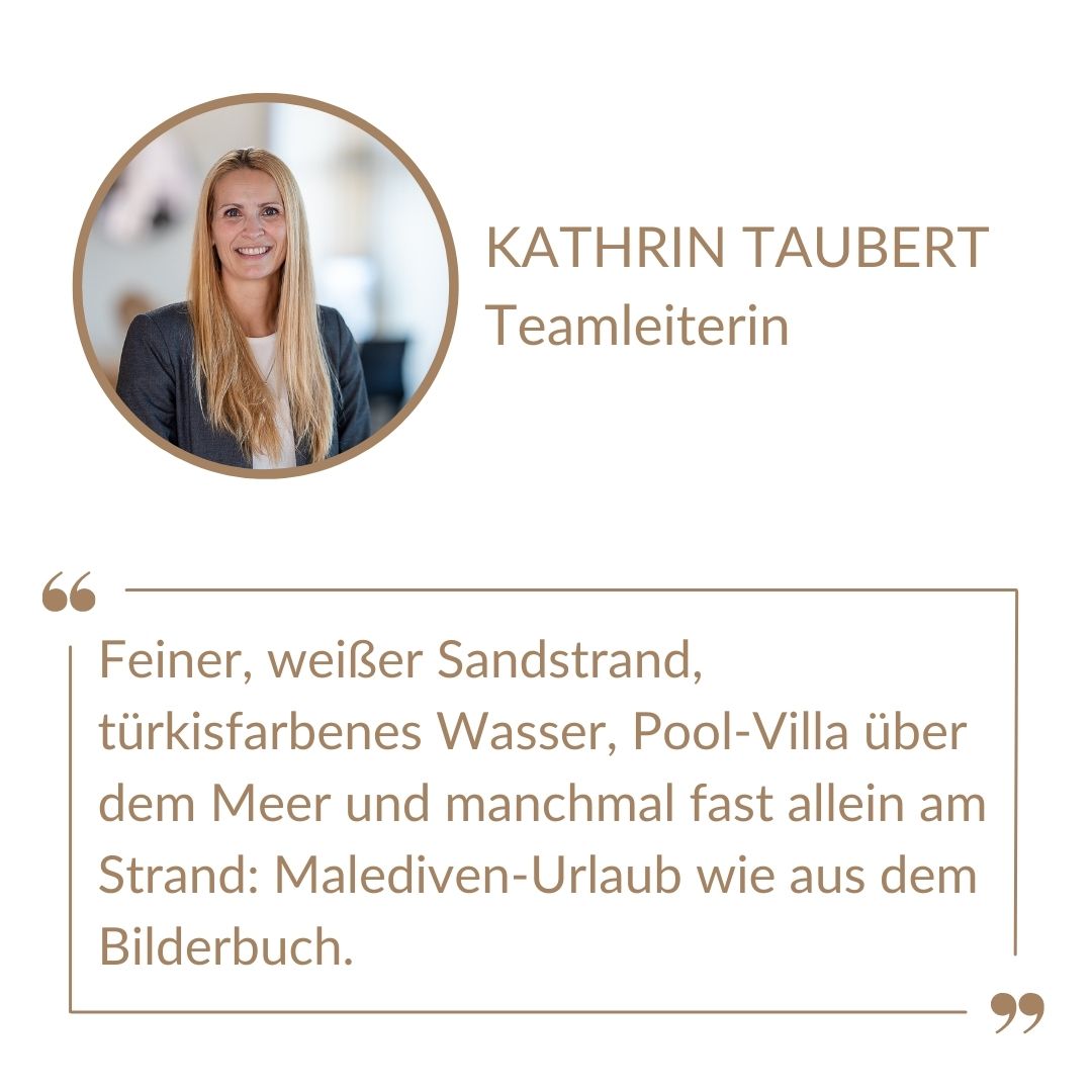REISEBÜRO Wache Erfurt: Text-Bild-Collage von Kathrin Taubert, Teamleiterin und ihr Zitat: Feiner, weißer Sandstrand, türkisfarbenes Wasser, Pool-Villa über dem Meer und manchmal fast allein am Strand: Malediven-Urlaub wie aus dem Bilderbuch.