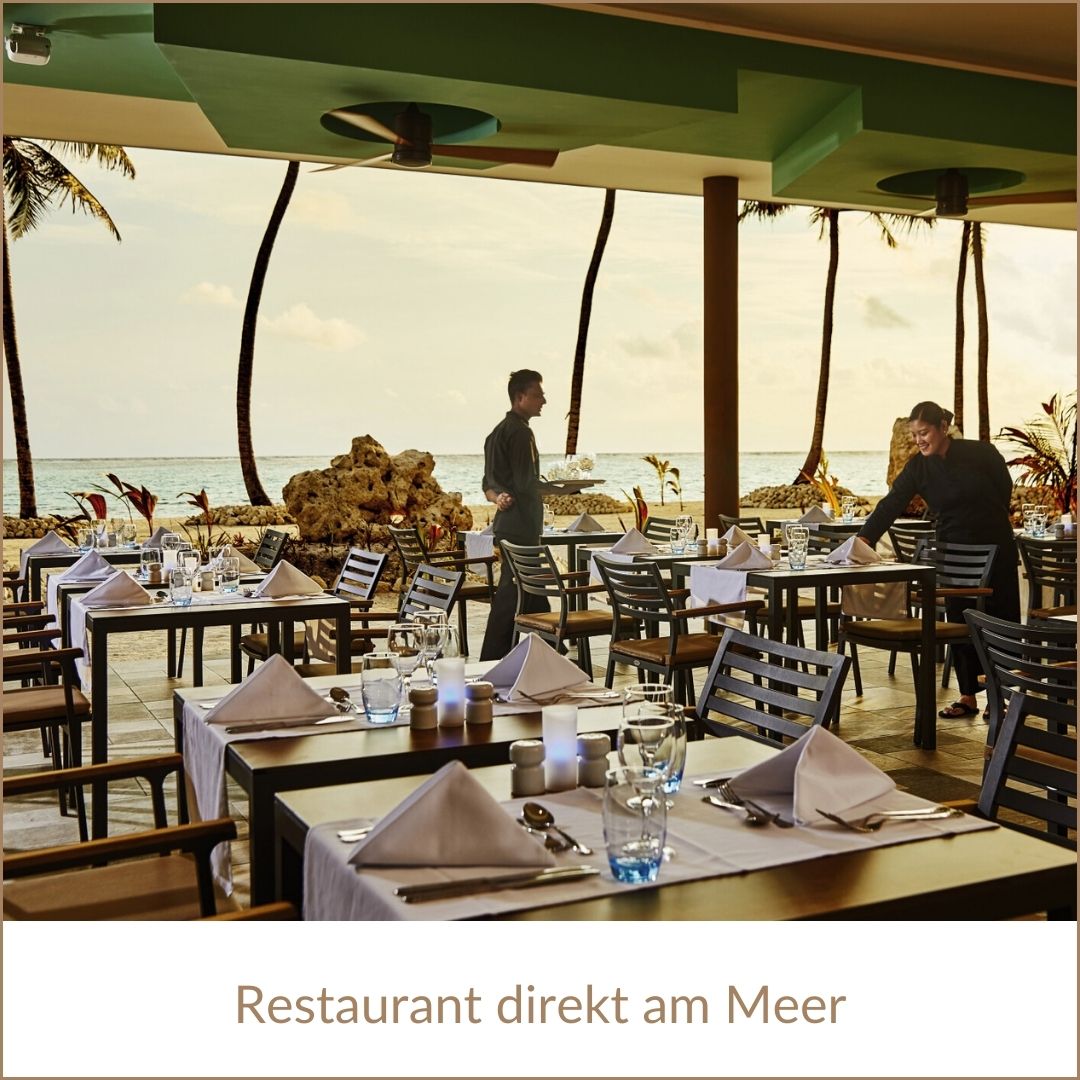 REISEBÜRO Wache Erfurt: Urlaub auf den Malediven, im Bild: Restaurant des Hotel RIU Palace Maldives, fein gedeckte Tische, von oben beschattet