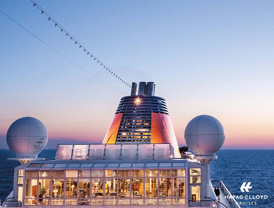 Stilvolle Kreuzfahrt buchen, Hapag Lloyd Cruises bei REISEBÜRO Wache Erfurt; im Bild: Deck der MS EUROPA erleuchtet in der Abenddämmerung