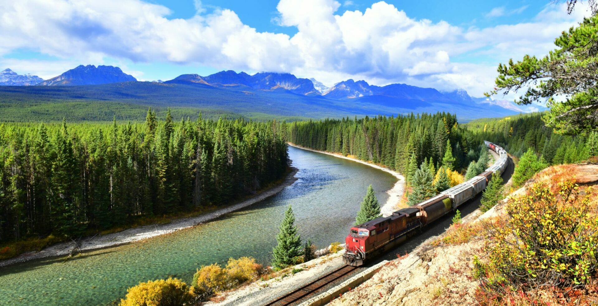 Kanada Rundreise Urlaub buchen bei REISEBÜRO Wache; im Bild: Zug durch den Banff Nationalpark in Kanada