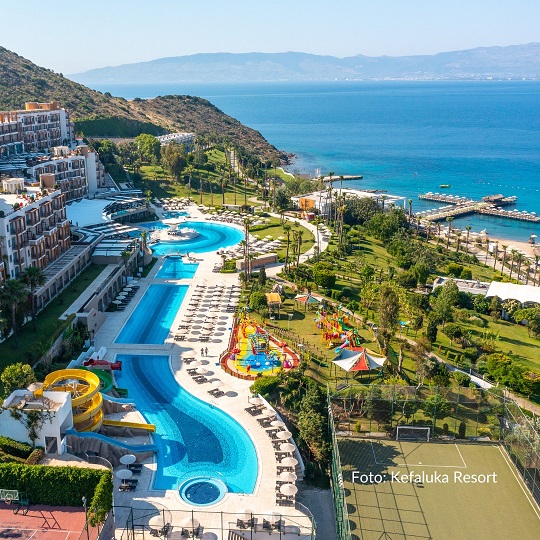 Erfurt REISEBÜRO Wache Urlaub in der Türkei, 5-Sterne-Hotel Kefaluka Resort, Bodrum, zu sehen: Resort von oben, mit weitläufigem Swimmingpool, viel grüner Anlage und an deren Ende das blaue Mittelmeer